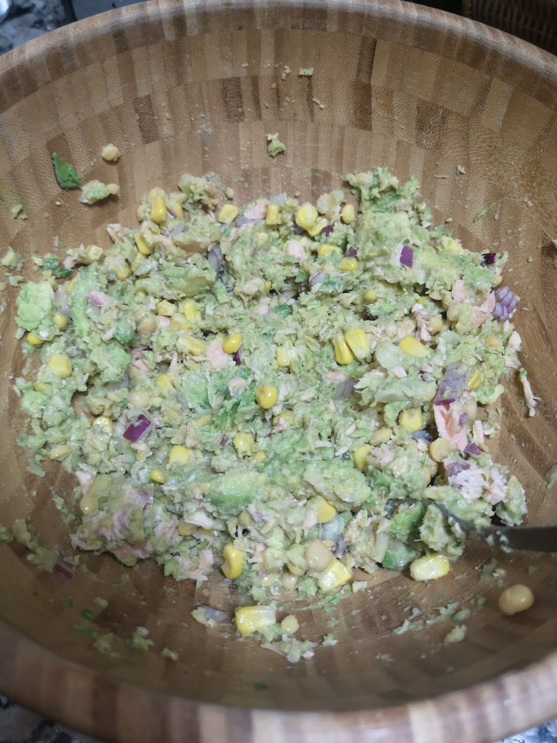 Burritos de ensaladilla de garbanzos, aguacate y salmón Paso 2 Burritos de ensaladilla de garbanzos, aguacate y salmón Paso 2