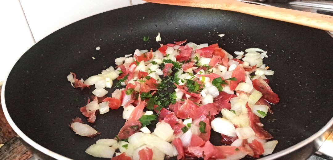 Guisantes con jamón Paso 1 Guisantes con jamón Paso 1