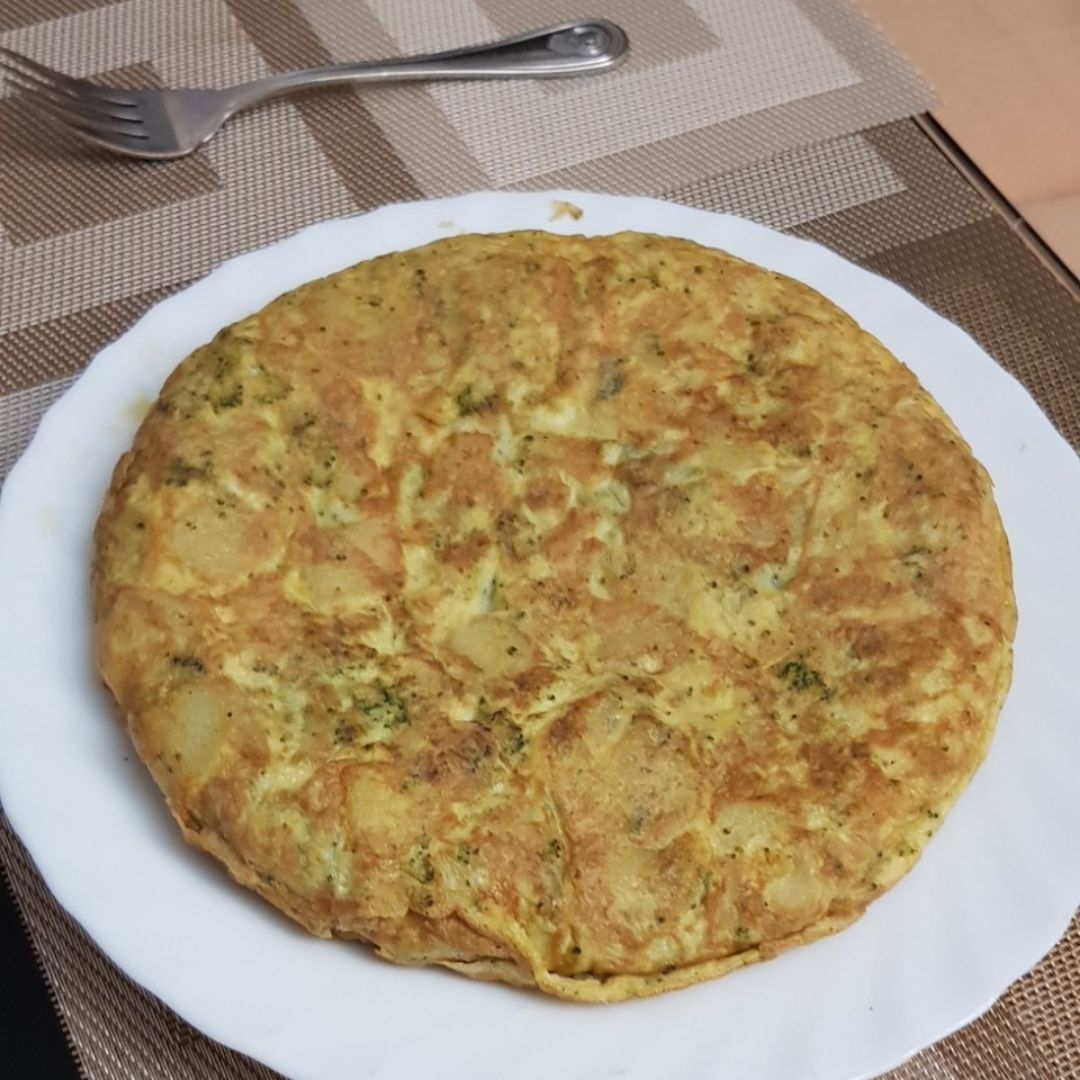 Tortilla de patata y brócoli. Tortilla de patata y brócoli.