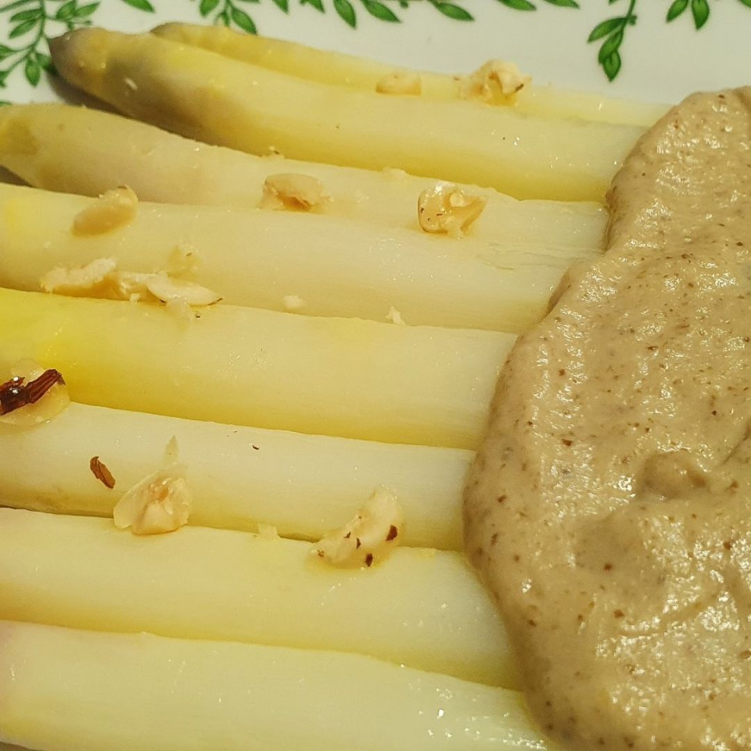 Espárragos blancos con salsa de shitakes Espárragos blancos con salsa de shitakes