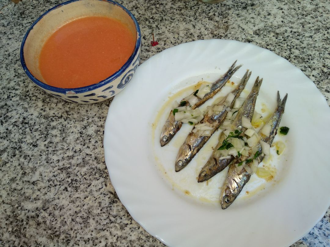 Boquerones a la plancha con aliño. Boquerones a la plancha con aliño.