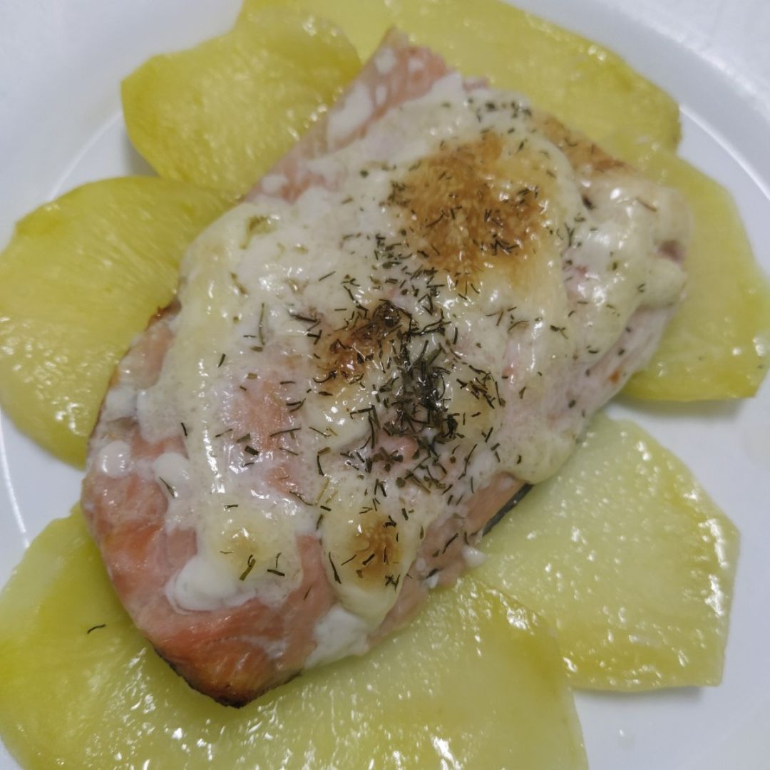 Salmón en cama de patatas con un toque de mayonesa y eneldo. Salmón en cama de patatas con un toque de mayonesa y eneldo.