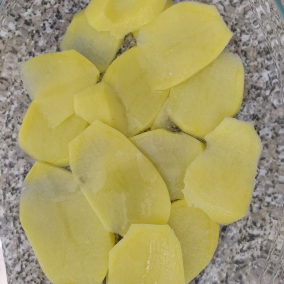 Salmón en cama de patatas con un toque de mayonesa y eneldo. Paso 0 Salmón en cama de patatas con un toque de mayonesa y eneldo. Paso 0