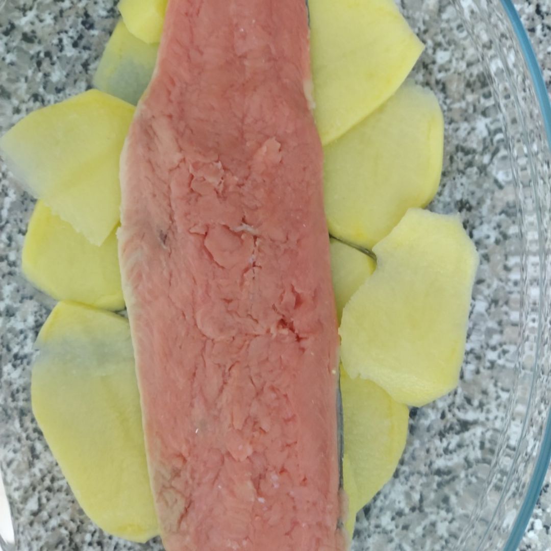 Salmón en cama de patatas con un toque de mayonesa y eneldo. Paso 1 Salmón en cama de patatas con un toque de mayonesa y eneldo. Paso 1
