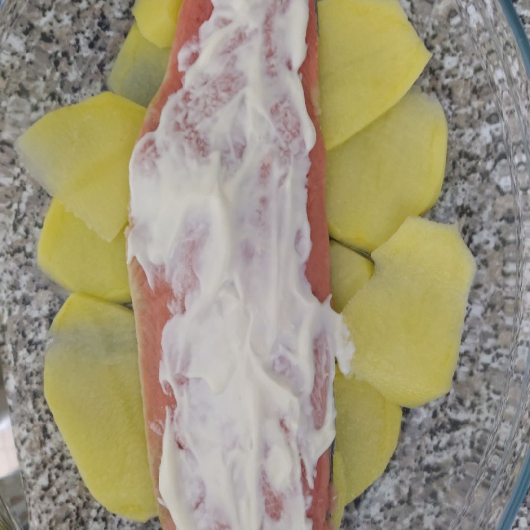 Salmón en cama de patatas con un toque de mayonesa y eneldo. Paso 2 Salmón en cama de patatas con un toque de mayonesa y eneldo. Paso 2
