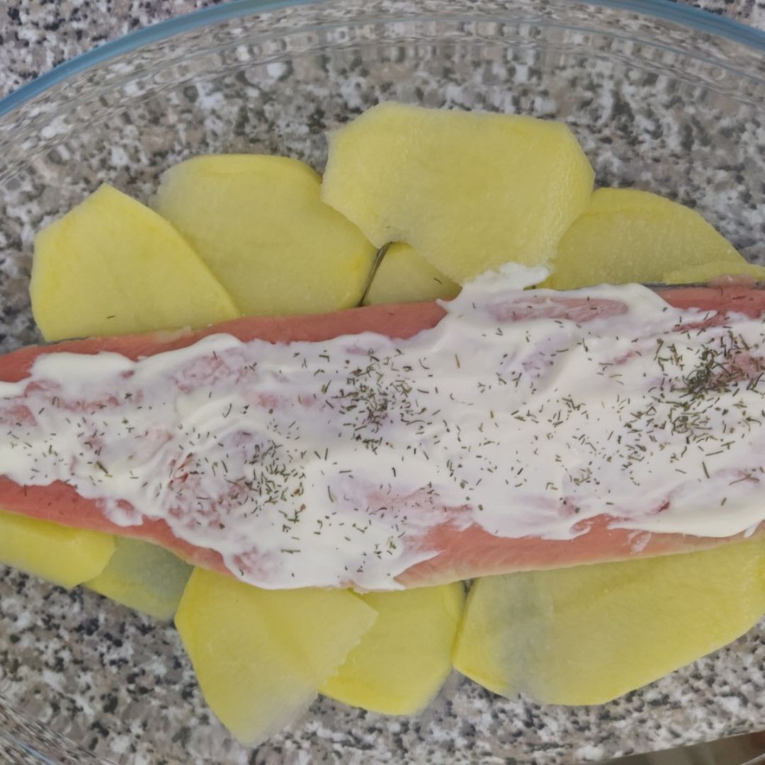 Salmón en cama de patatas con un toque de mayonesa y eneldo. Paso 3 Salmón en cama de patatas con un toque de mayonesa y eneldo. Paso 3