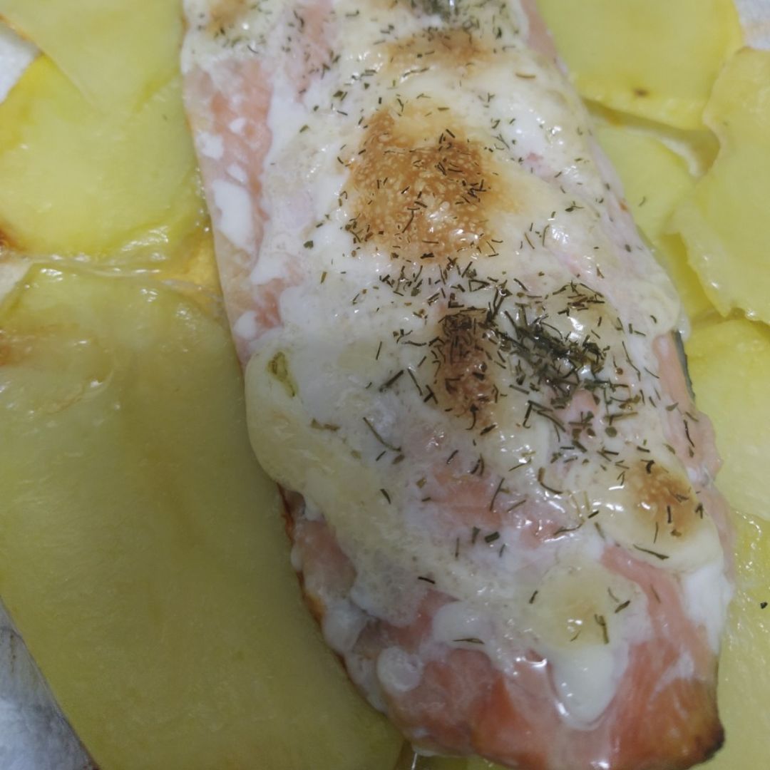 Salmón en cama de patatas con un toque de mayonesa y eneldo. Paso 4 Salmón en cama de patatas con un toque de mayonesa y eneldo. Paso 4