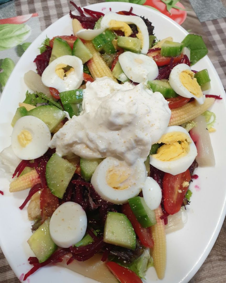 Ensalada con burrata y huevo duro