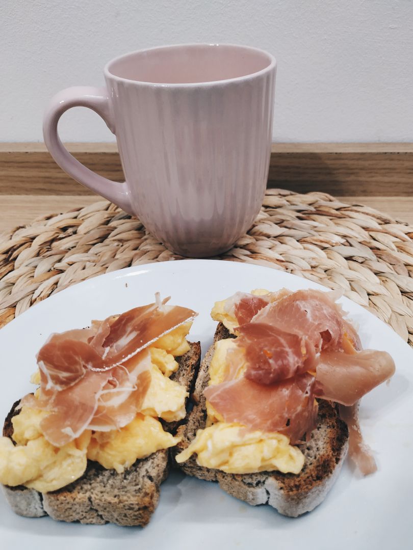 Tostadas con tortilla y jamón Tostadas con tortilla y jamón
