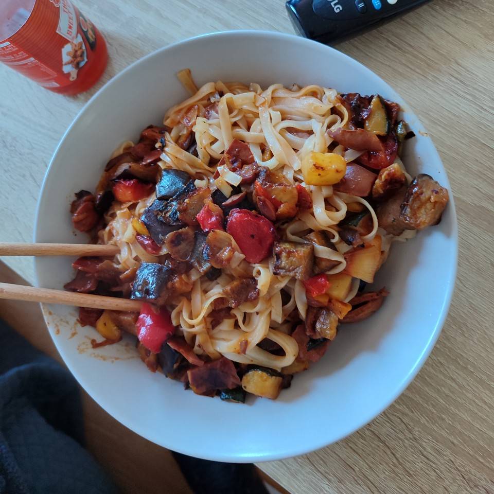 Noodles de arroz con verduras y calamar en salsa americana Noodles de arroz con verduras y calamar en salsa americana