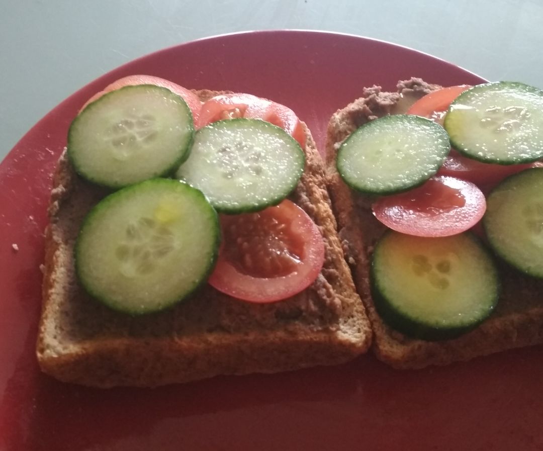 Tostadas de hummus tomate y pepino Tostadas de hummus tomate y pepino