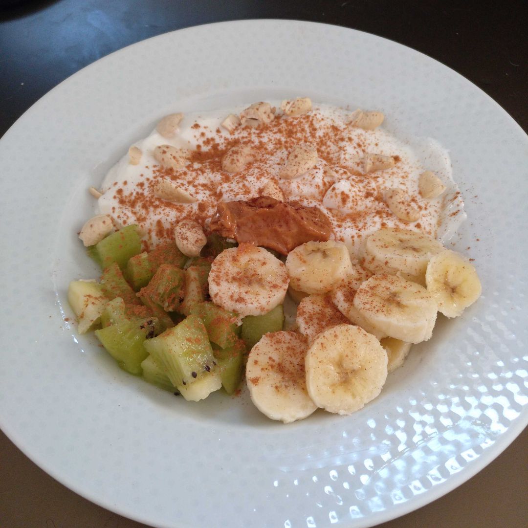 Kiwi y plátano con yogurt batido y anacardos Kiwi y plátano con yogurt batido y anacardos