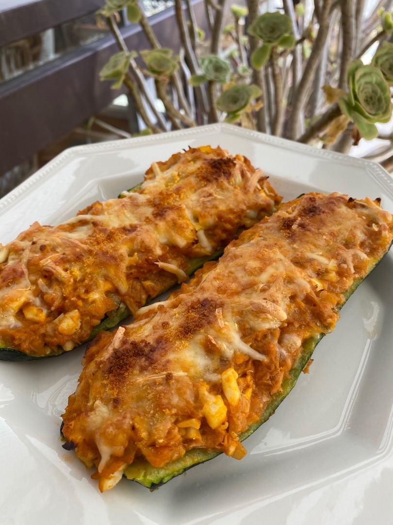 Calabacín relleno gratinado con sabor a empanadilla 