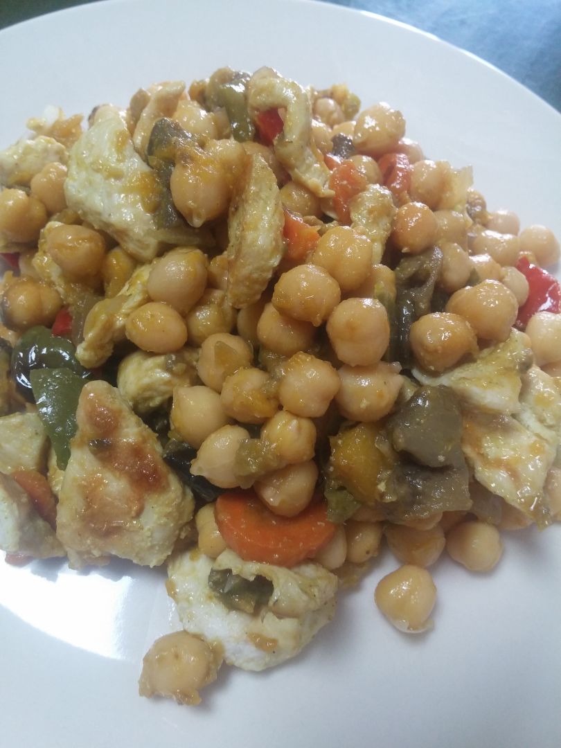 Garbanzos con pollo y verduras al curry