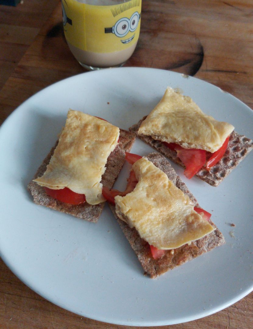 Tostadas con tortilla y tomate 