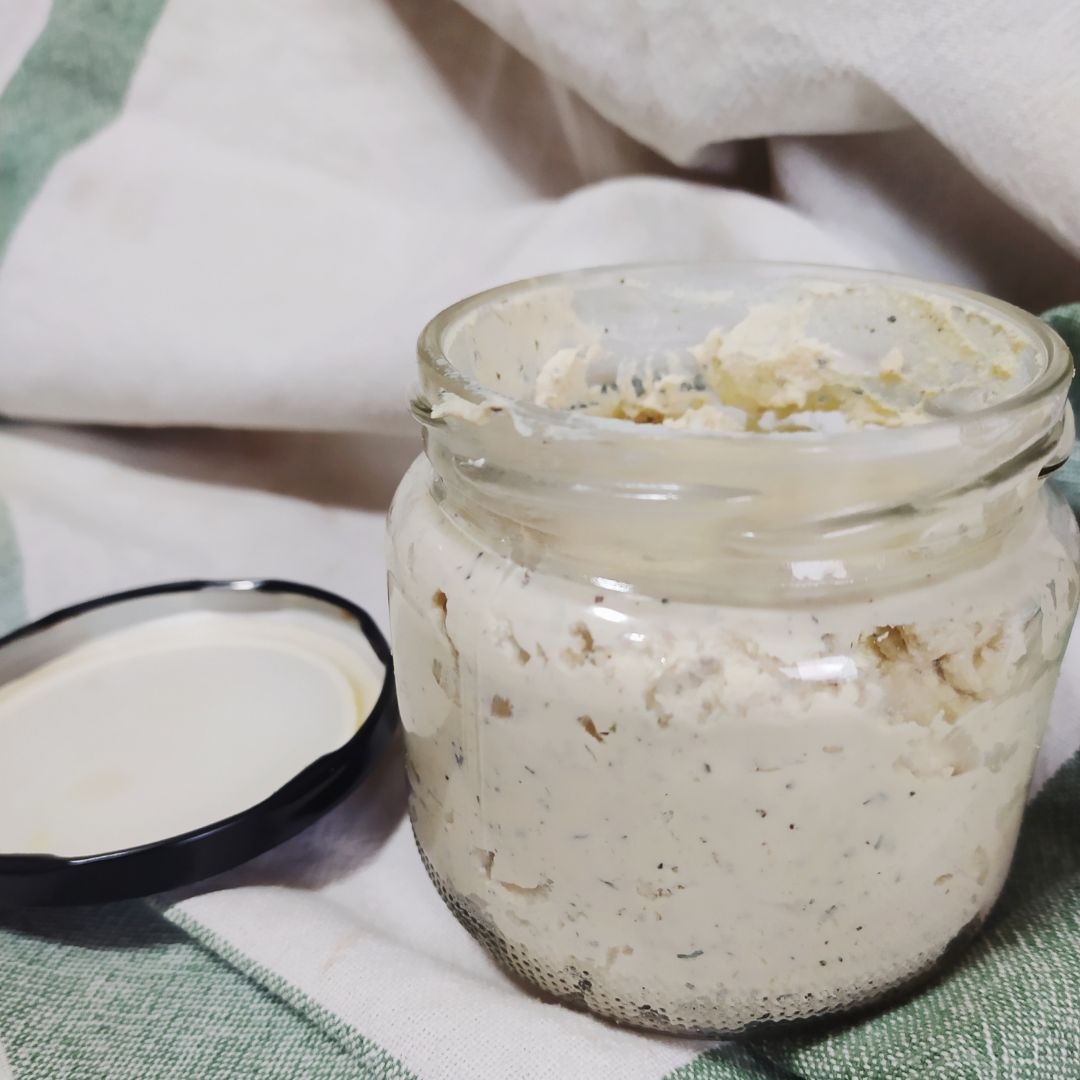 Queso crema vegano a las finas hierbas. Queso crema vegano a las finas hierbas.