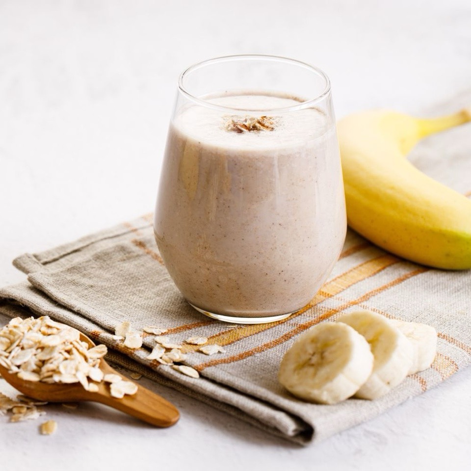 Batido de banano, leche, crema de cacahuete, chía y avena 