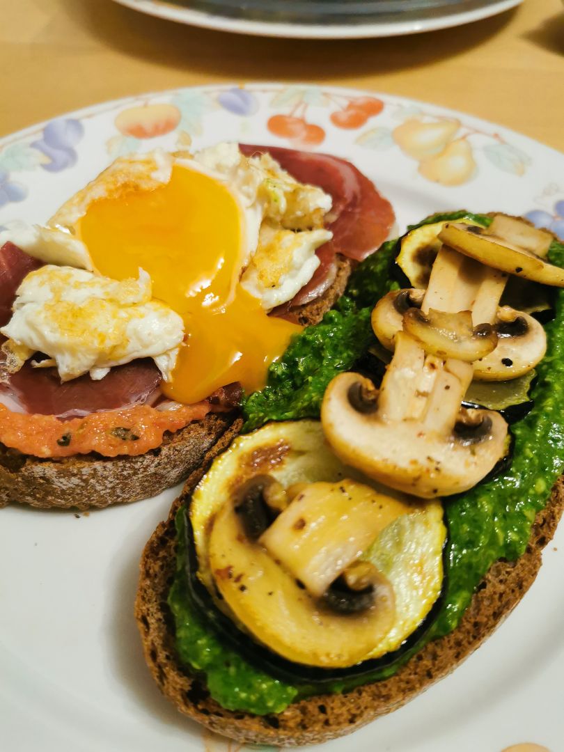 Tostaditas 🤗 "antojo de huevos rotos y de pesto" Tostaditas 🤗 "antojo de huevos rotos y de pesto"