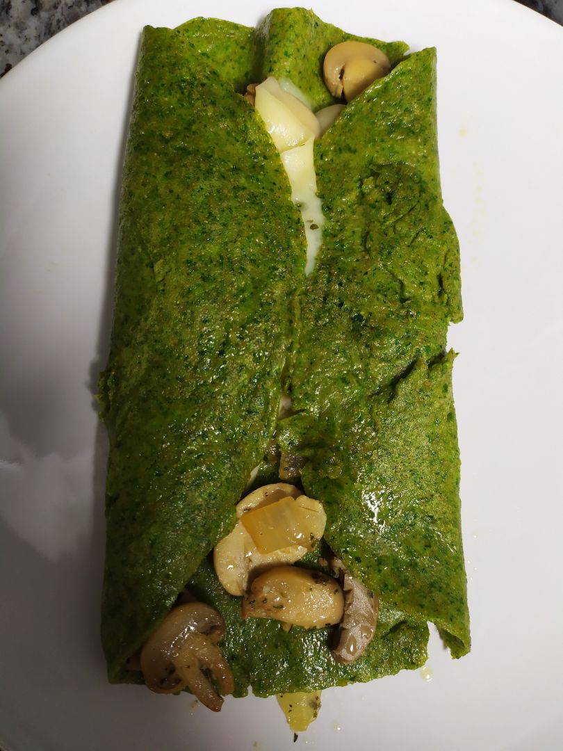Crepes de espinacas rellenos de champiñones, cebolla y queso Crepes de espinacas rellenos de champiñones, cebolla y queso
