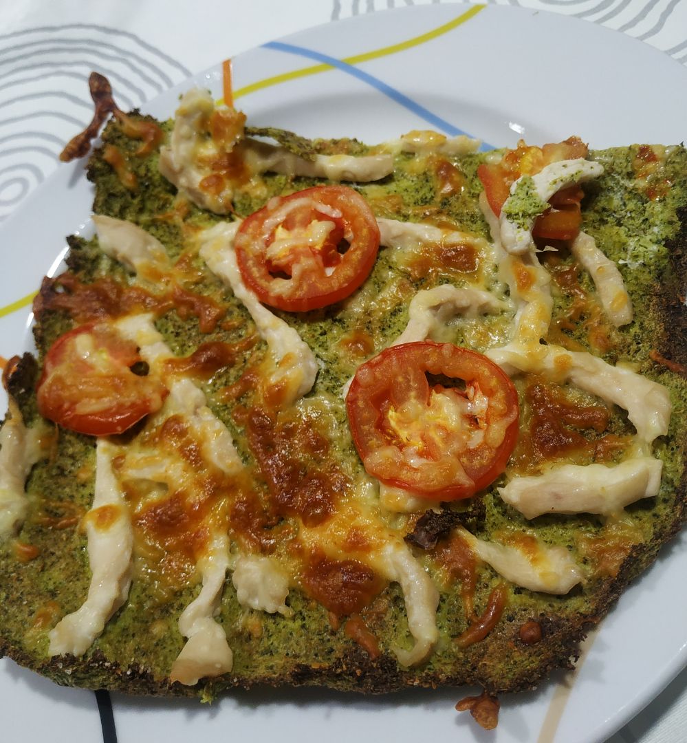 Pizza de brócoli y pollo