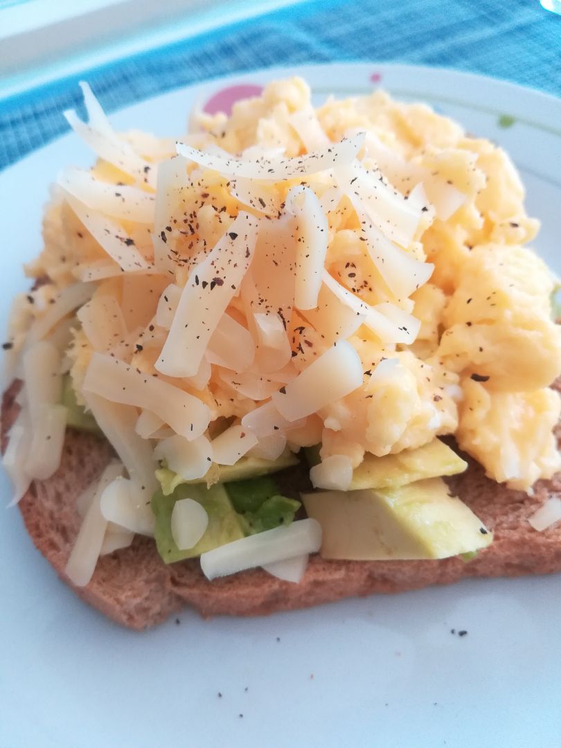 Tostada aguacate y huevos