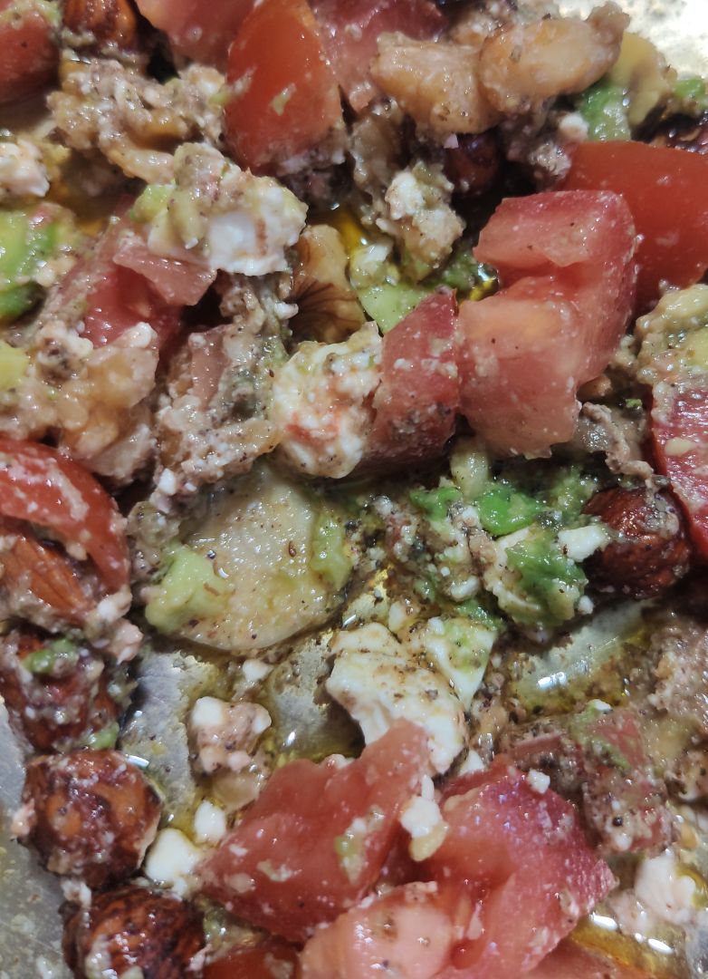 Ensalada de tomate, frutos secos, aguacate y ajo. Ensalada de tomate, frutos secos, aguacate y ajo.