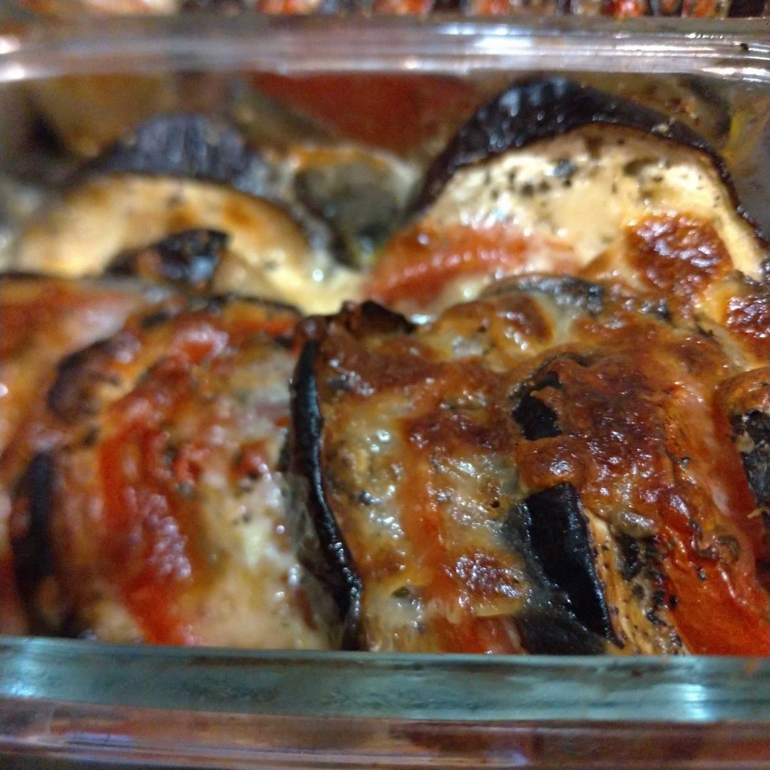 Berenjenas gratinadas con tomate y queso Berenjenas gratinadas con tomate y queso