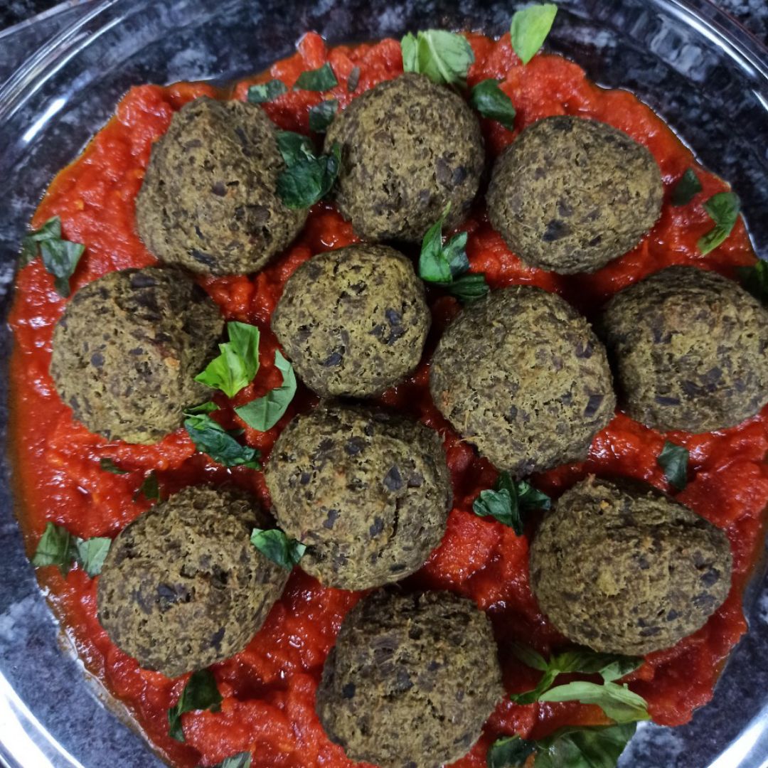 Albóndigas de berenjena con salsa de tomate y albahaca