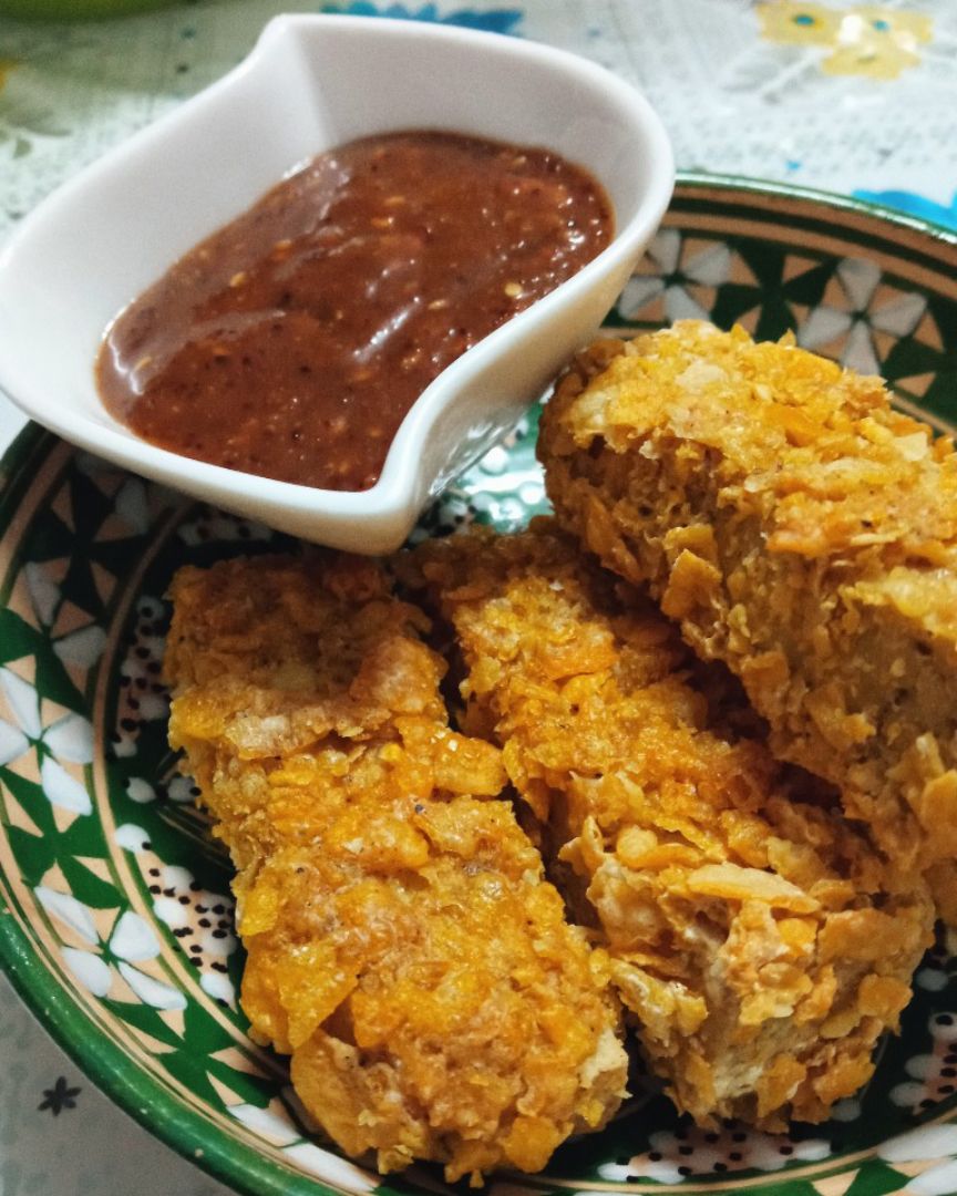 Fingers crujientes de tofu con salsa de cacahuete Fingers crujientes de tofu con salsa de cacahuete