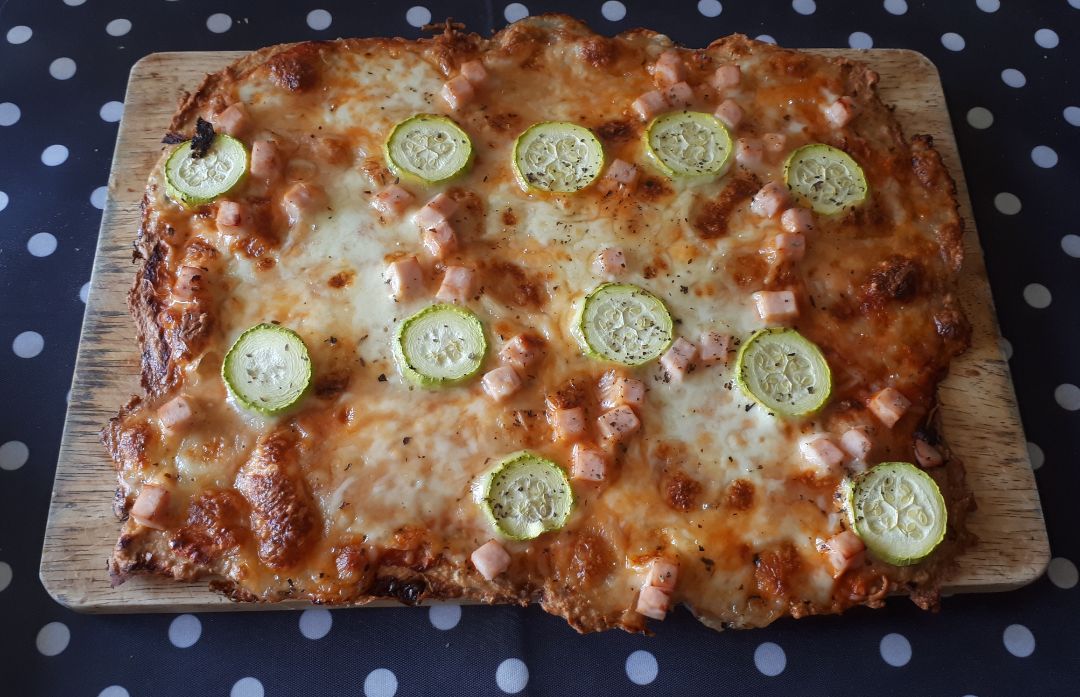 Pizza con base de atún (keto) Pizza con base de atún (keto)