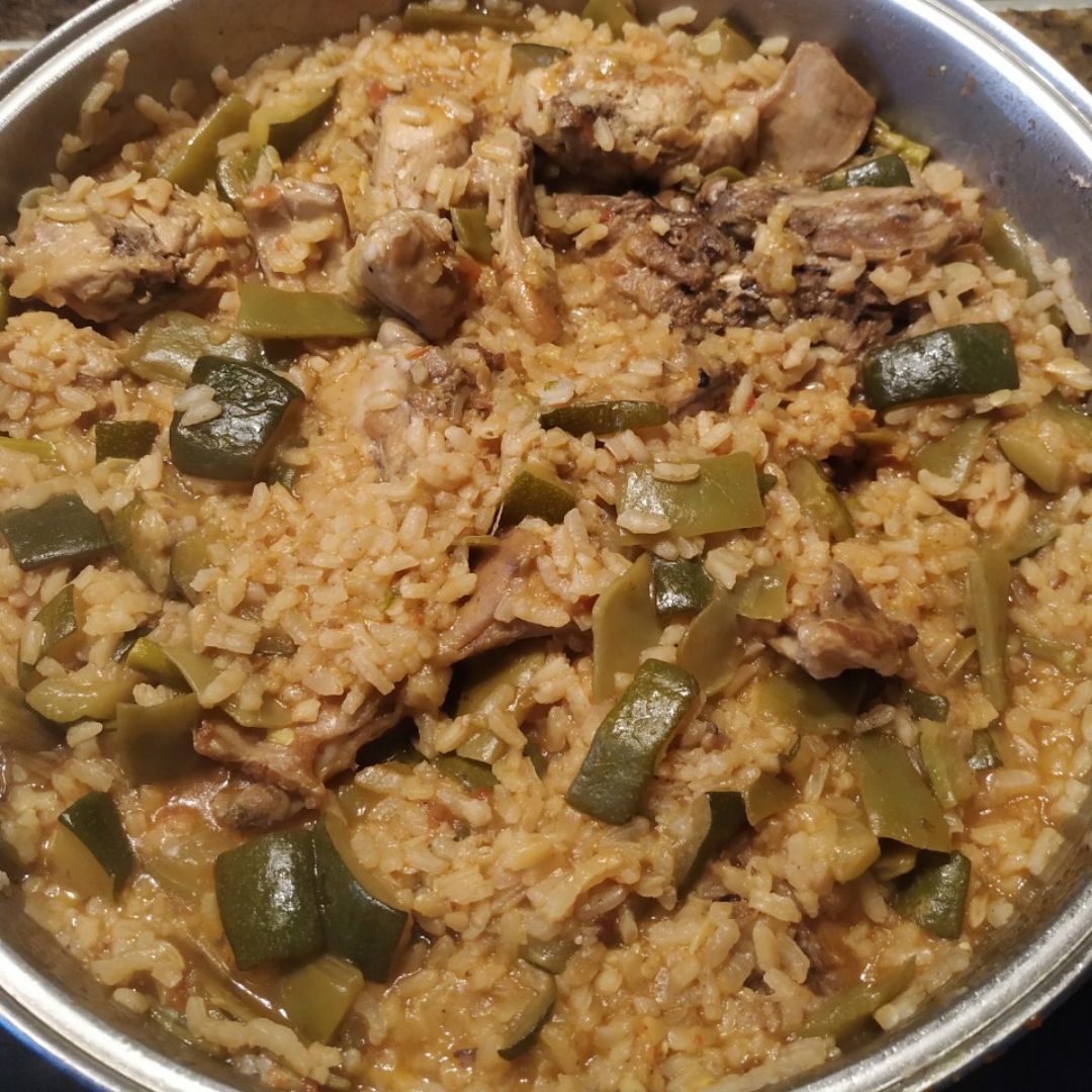 Areoz con conejo y verduras