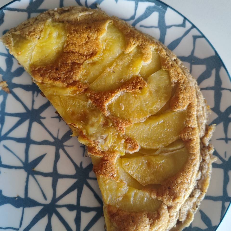 Bizcochito de plátano y manzana en la sartén Bizcochito de plátano y manzana en la sartén