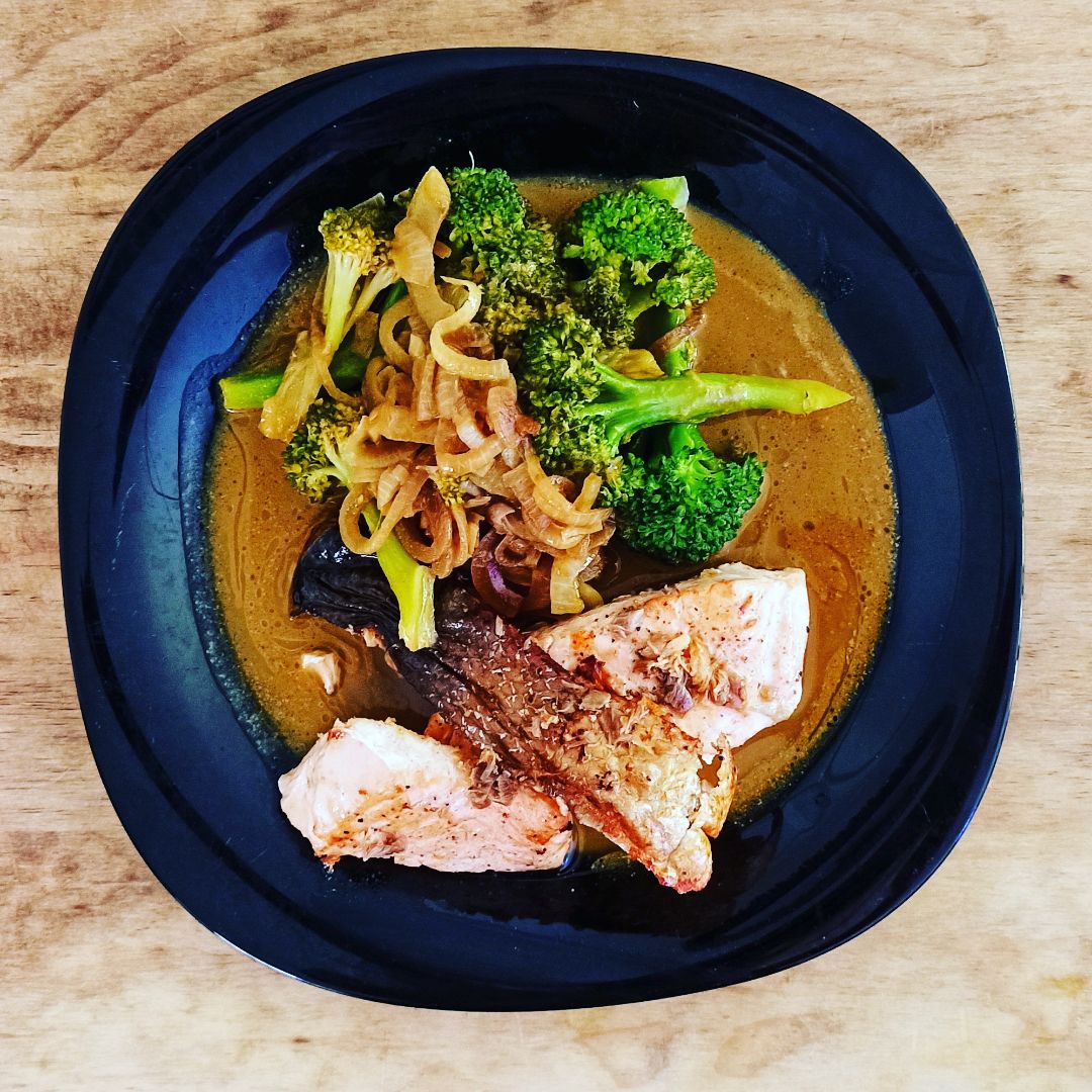 Salmón con brócoli al curry Salmón con brócoli al curry