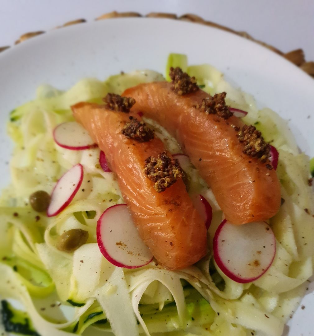 Salmón marinado con calabacettis y mostaza Salmón marinado con calabacettis y mostaza