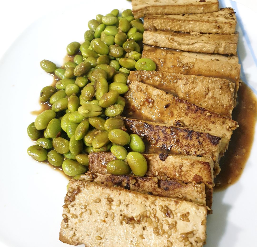 Tofu marinado con edamames