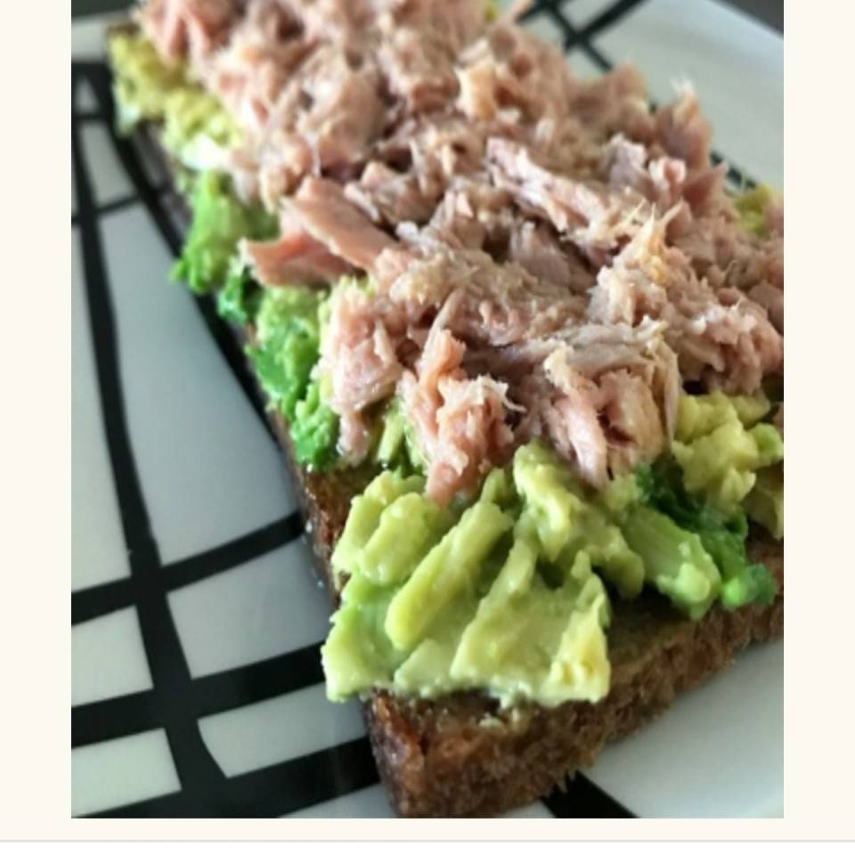 Tostada de aguacate y atun Tostada de aguacate y atun