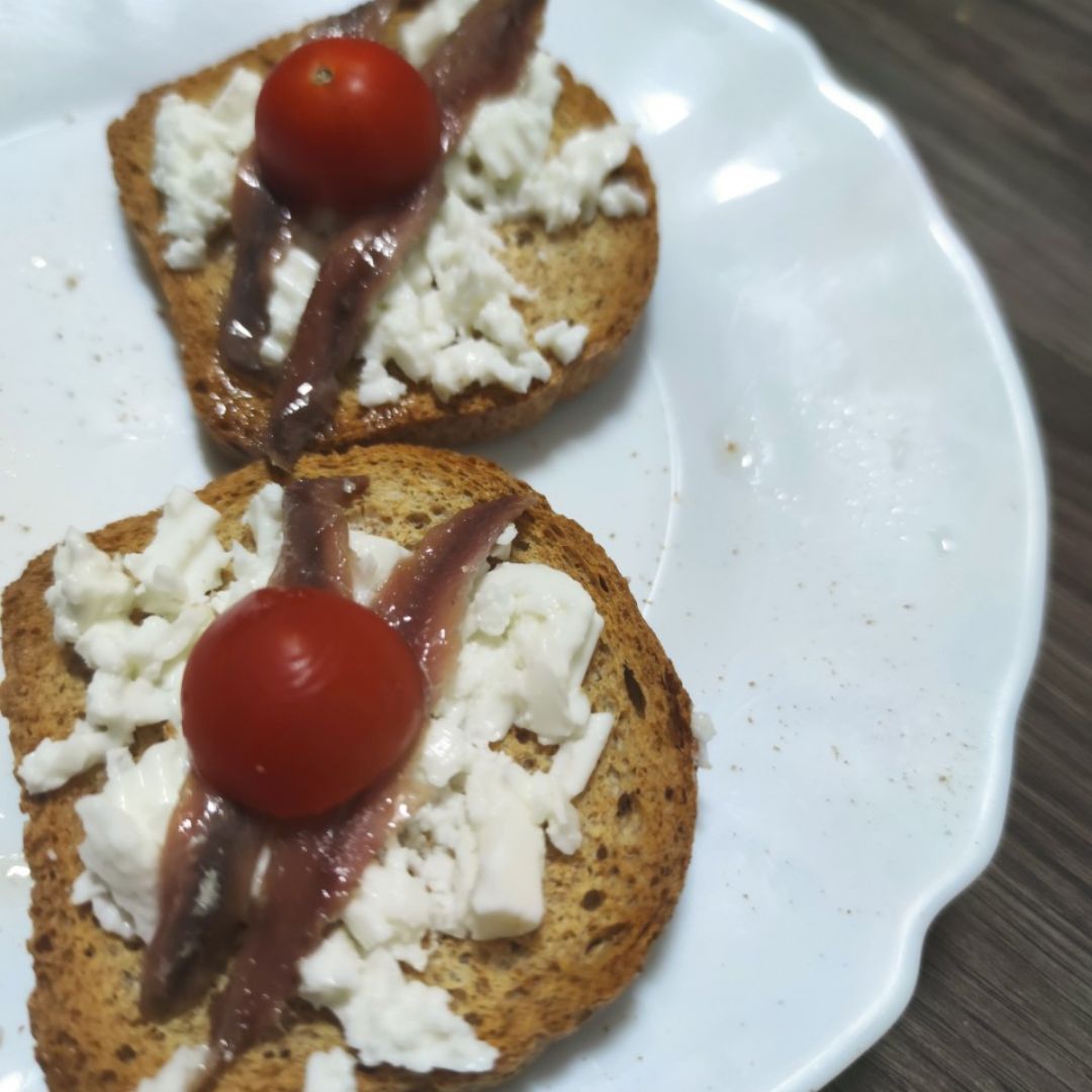 Tostas de queso y anchoa Tostas de queso y anchoa