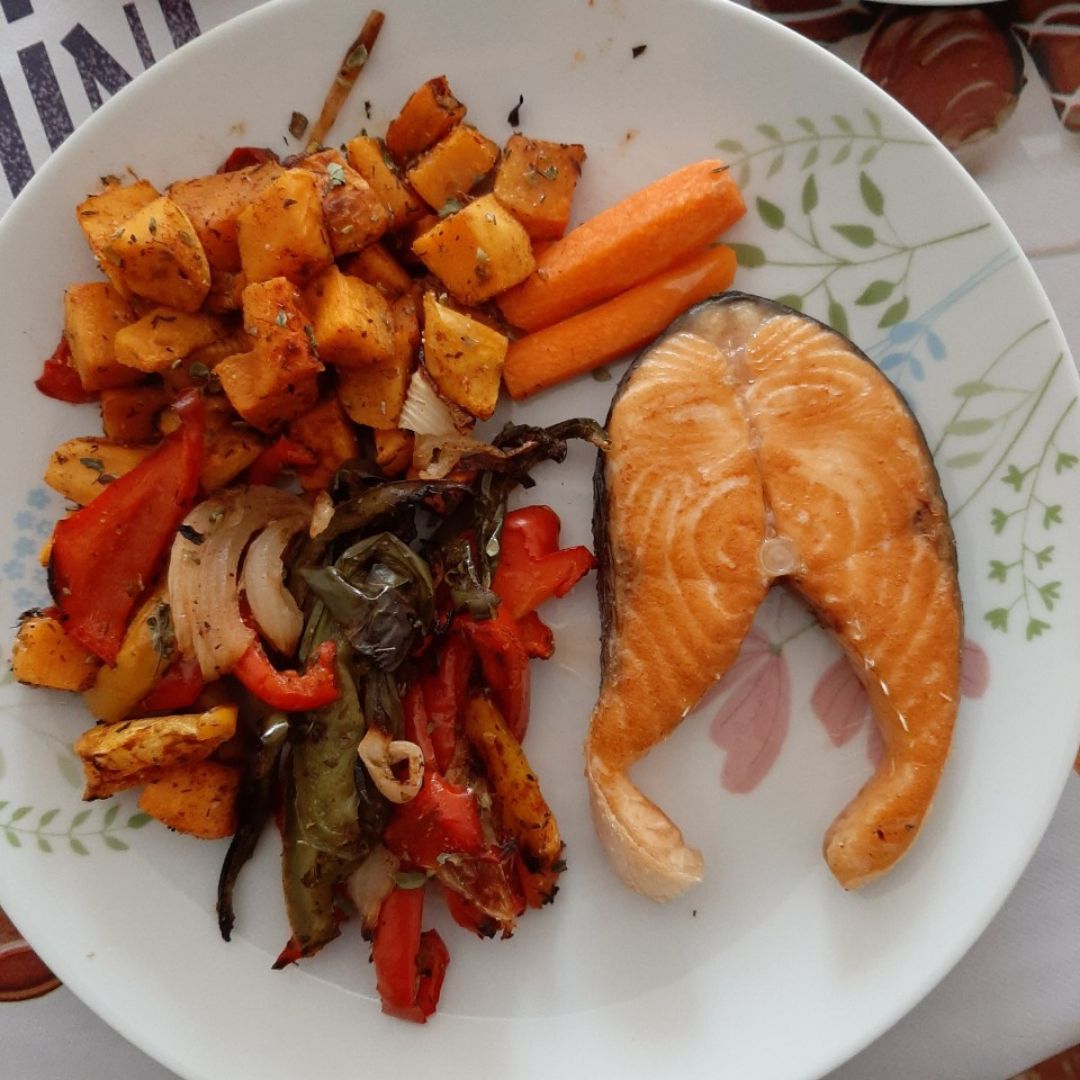 Salmón con verduras especiadas al horno Salmón con verduras especiadas al horno
