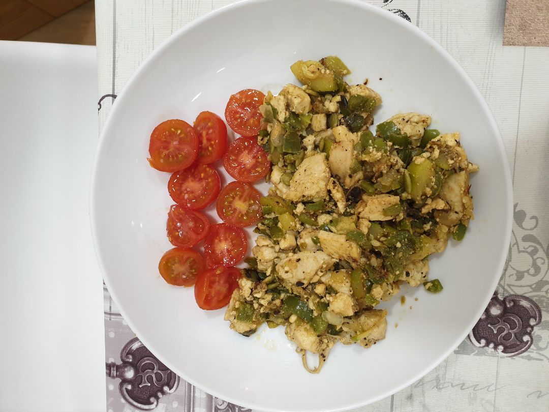 Revuelto de tofu 🍲 con tomates cherry