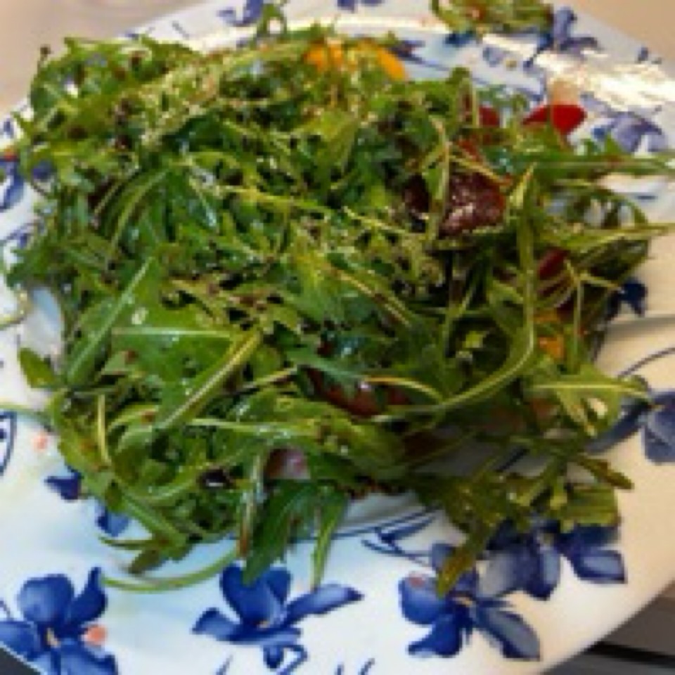 Ensalada de rúcula con tomate cherry y parmesano 