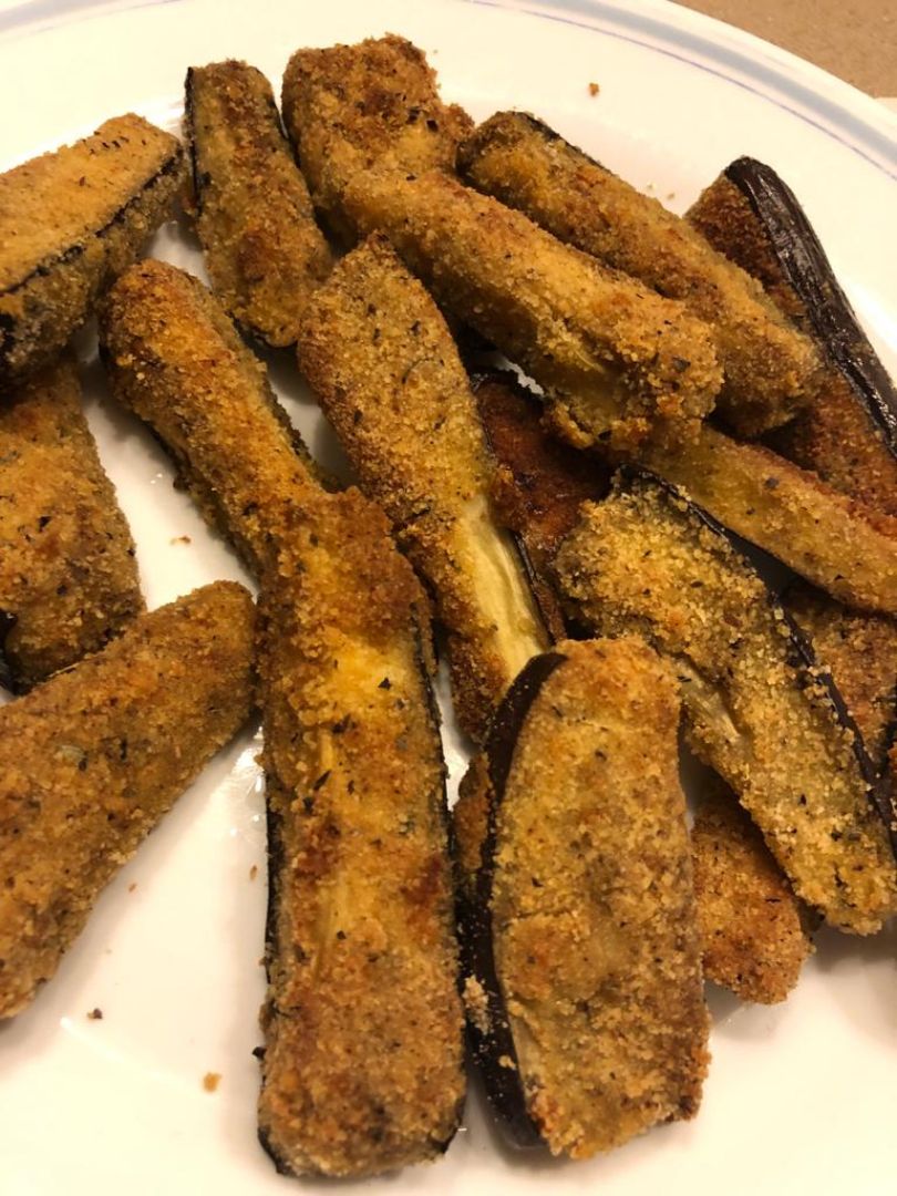 Palitos de berenjena rebozados. Palitos de berenjena rebozados.