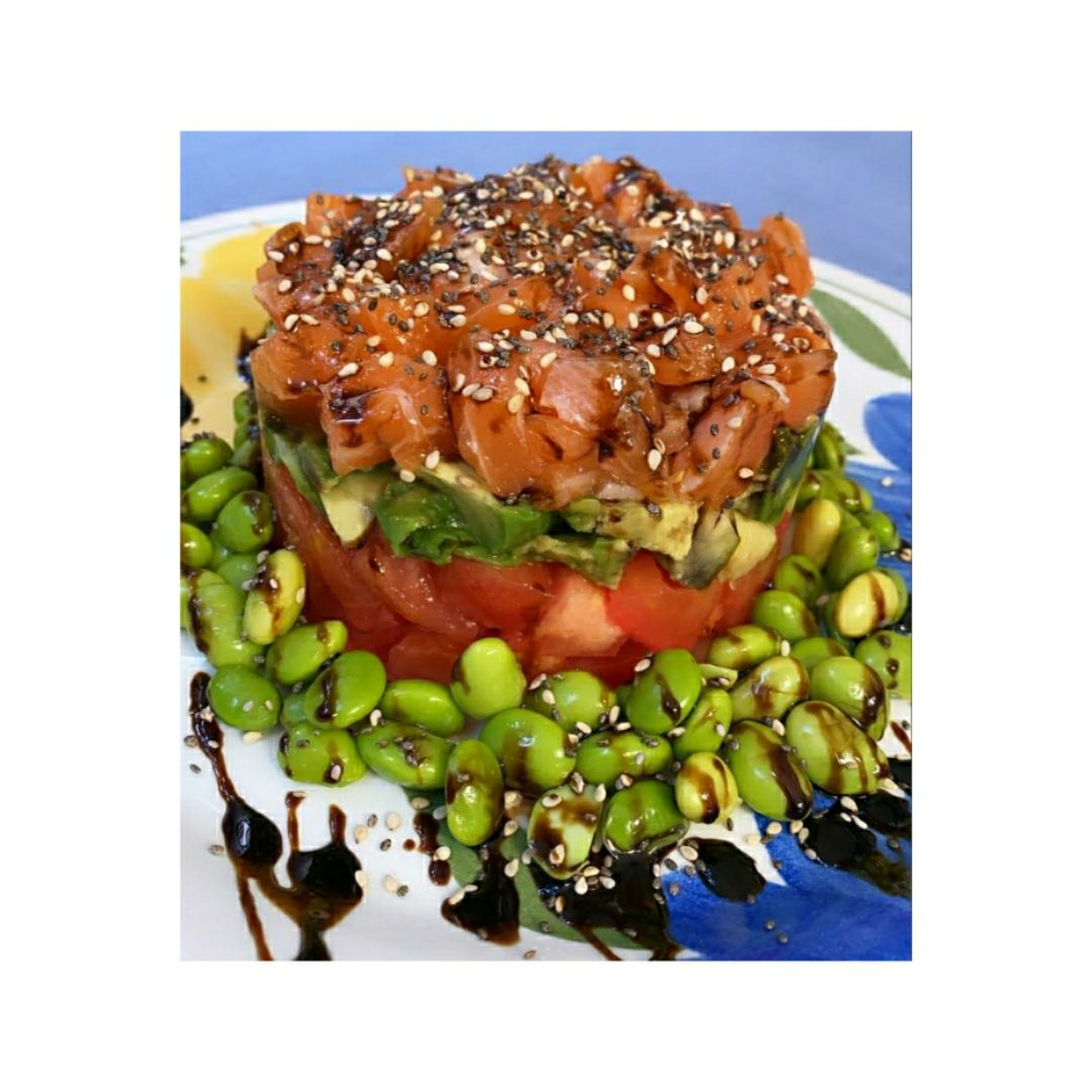 Tártar de salmón, aguacate, Edamame y tomate Tártar de salmón, aguacate, Edamame y tomate