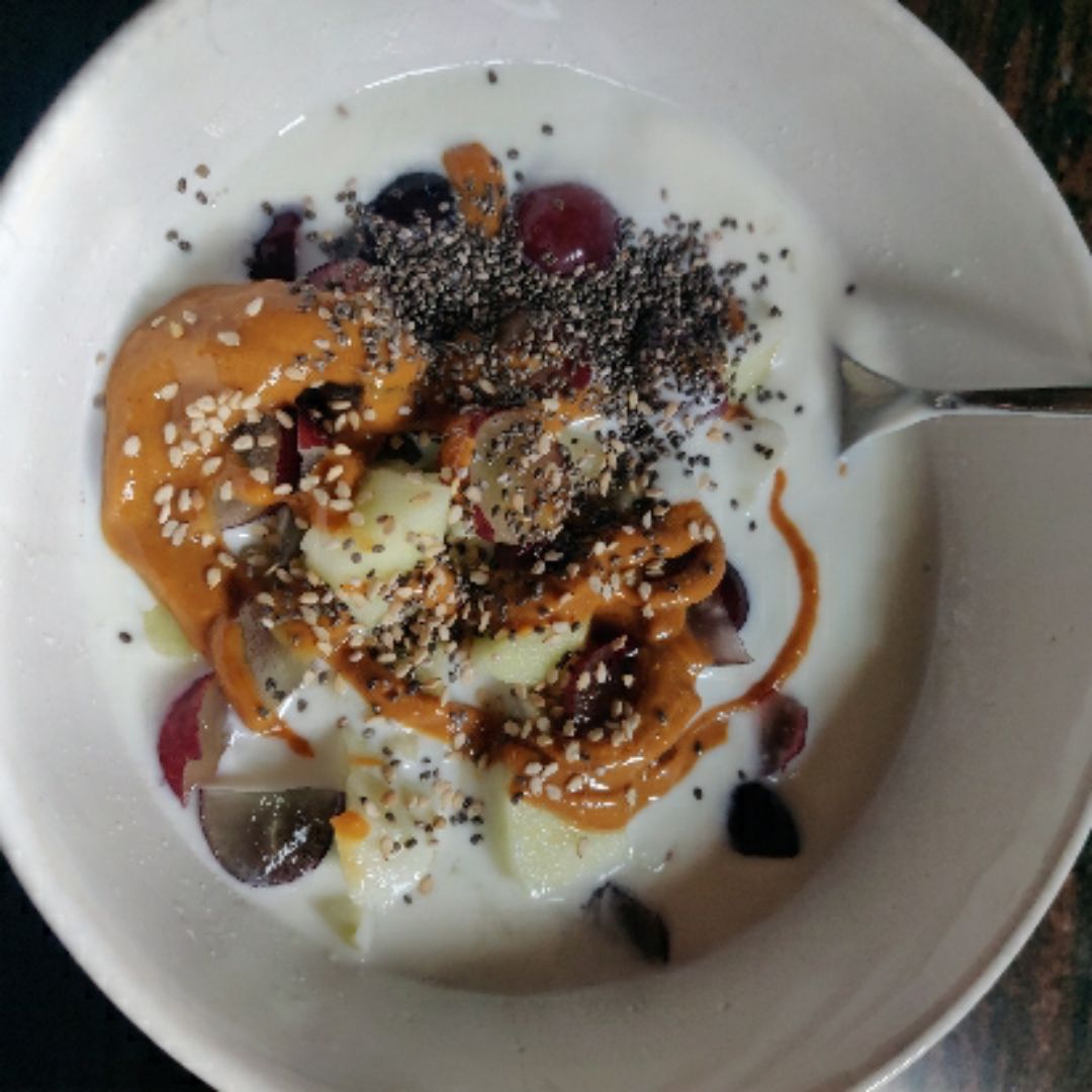 Bol de kéfir con manzana y uva Bol de kéfir con manzana y uva