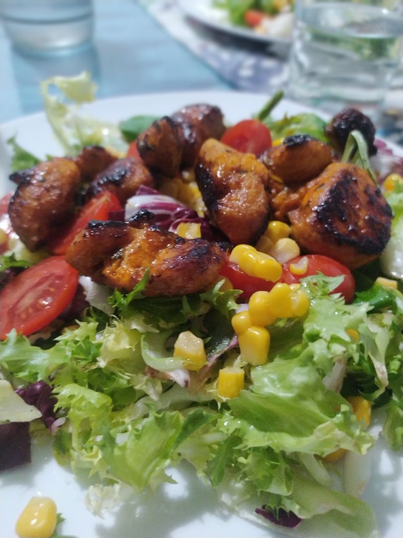 Ensalada con pinchos de pavo