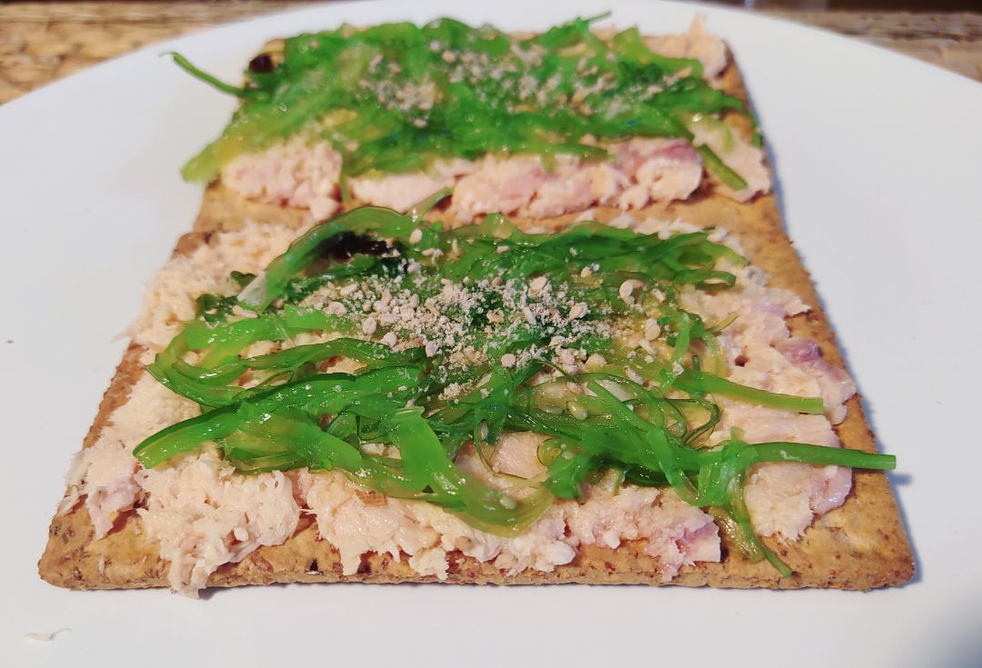 Crackers de espelta con Salmón, Wakame y Sésamo Crackers de espelta con Salmón, Wakame y Sésamo