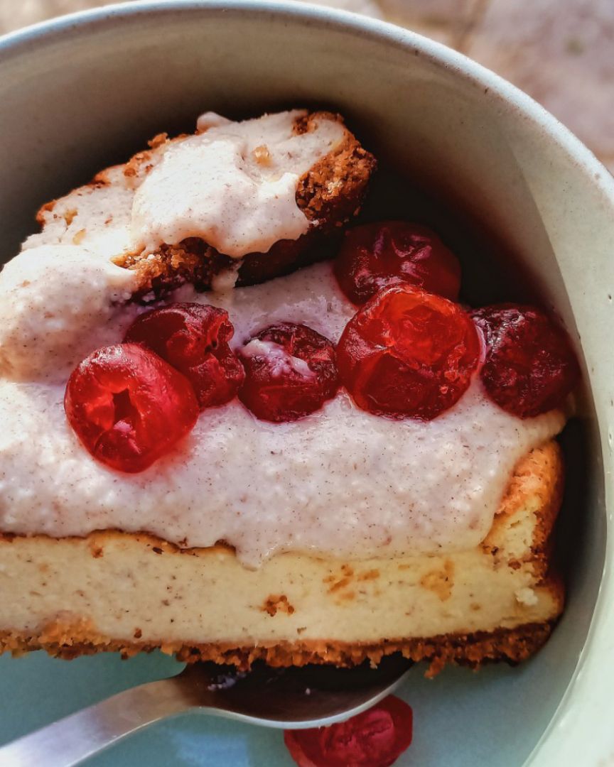 Tarta de queso 🧀 y nata con base de coco y almendra.