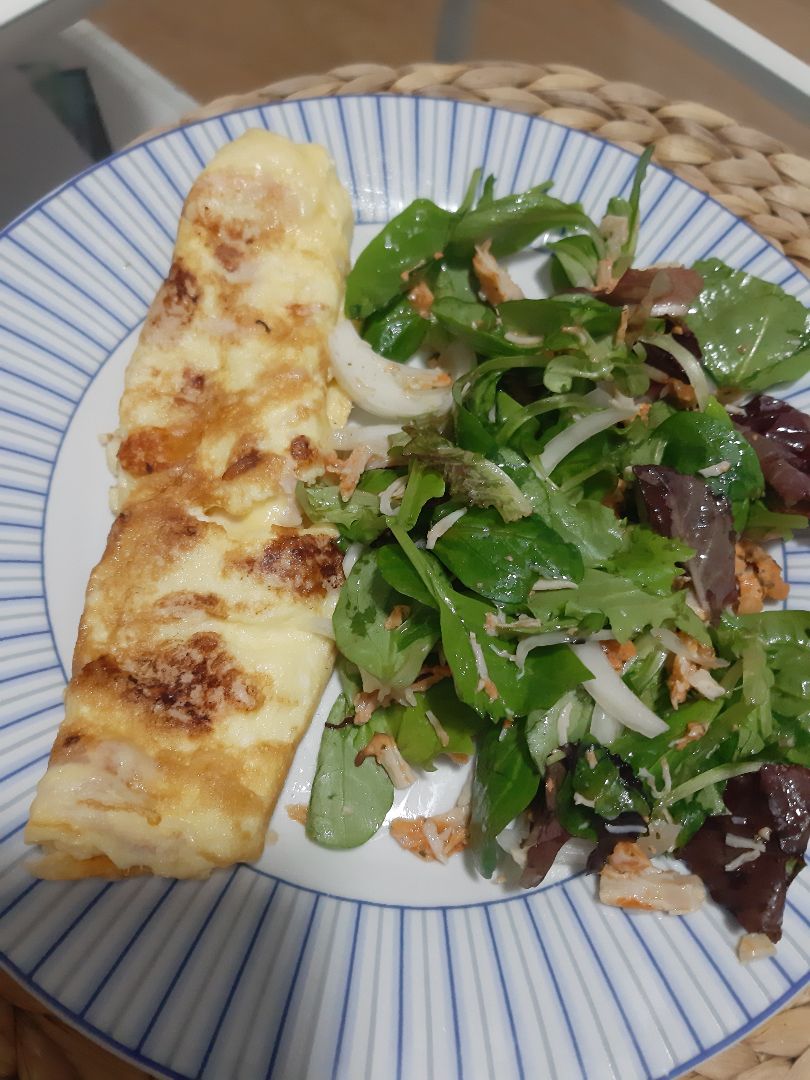 Tortilla francesa con brotes tiernos