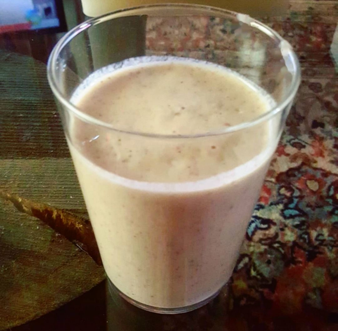 Batido de plátano, fresa y leche de avena