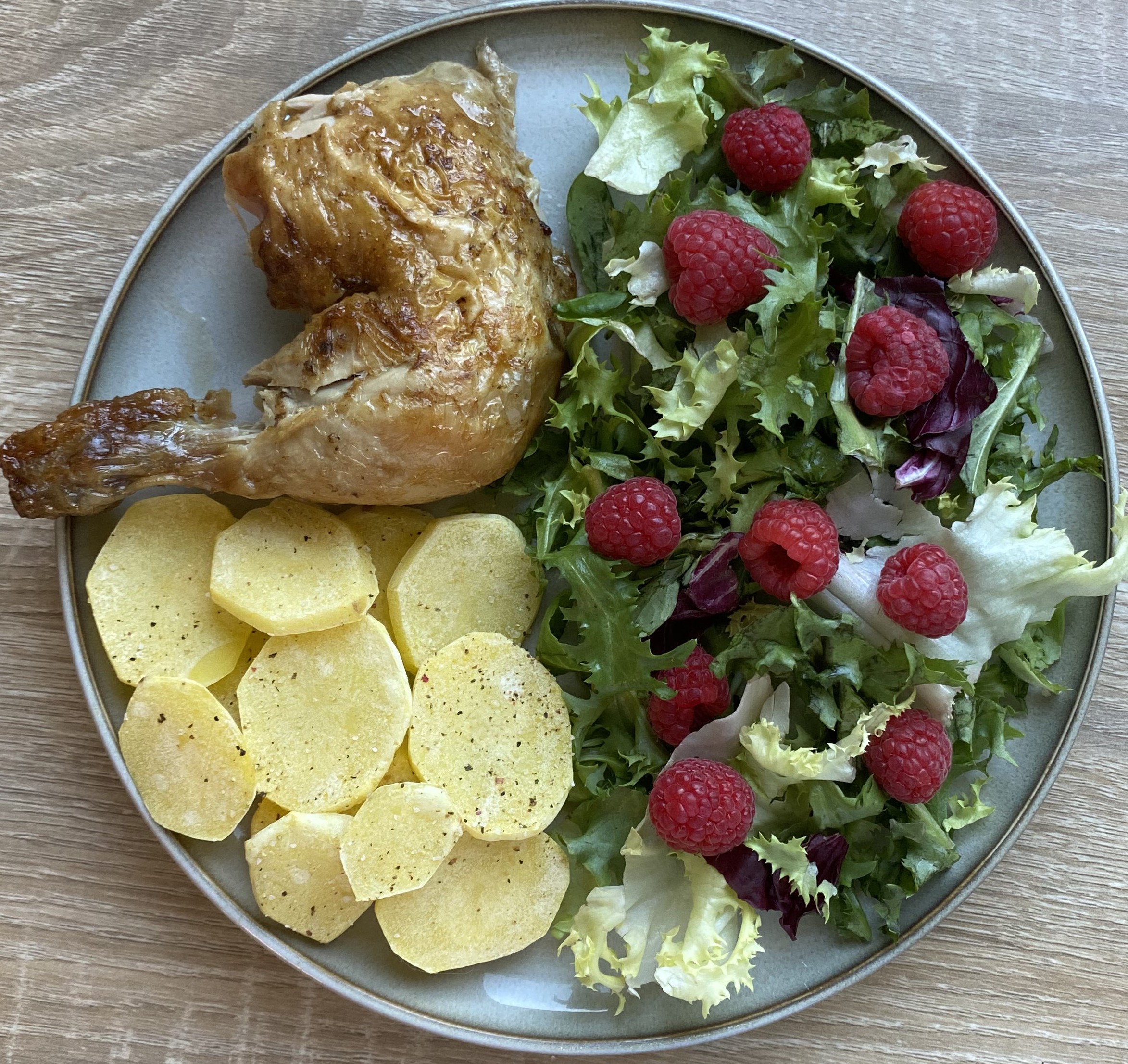 Pollo al horno con patatas y ensalada Pollo al horno con patatas y ensalada