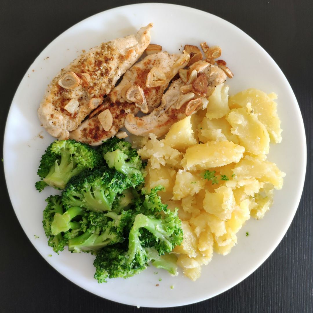 Pollo con brócoli y patata Pollo con brócoli y patata